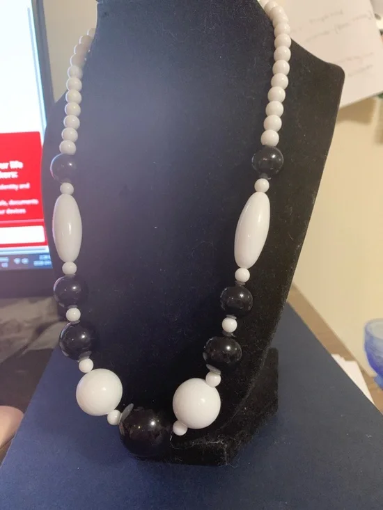 Classic Black and White Beaded Necklace - Unbranded - Picture 3 of 7